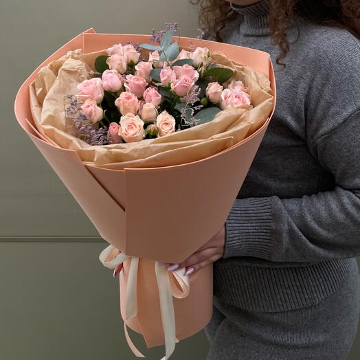 Букет из 9 кустовых роз с эвкалиптом + сладкий подарок 🎁