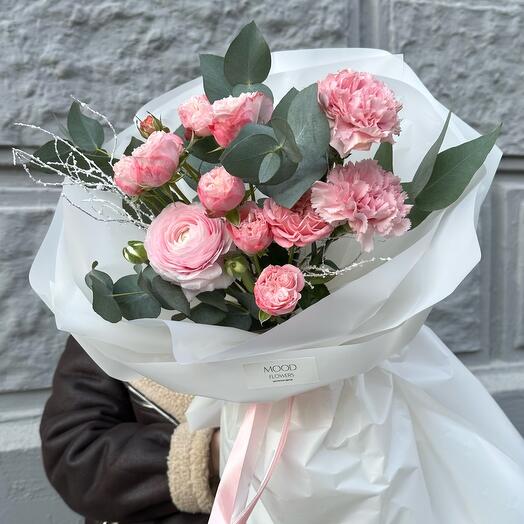 Букет из кустовой пионовидной розы, ранункулюс, диантус