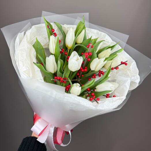 Тюльпаны с илексом