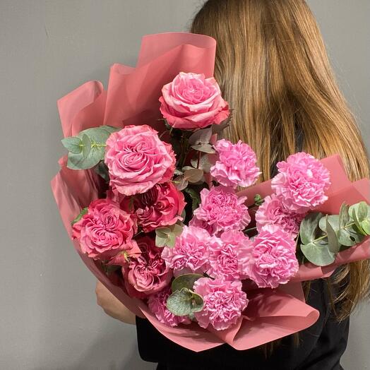 Bouquet with peony-shaped roses and dianthus 121