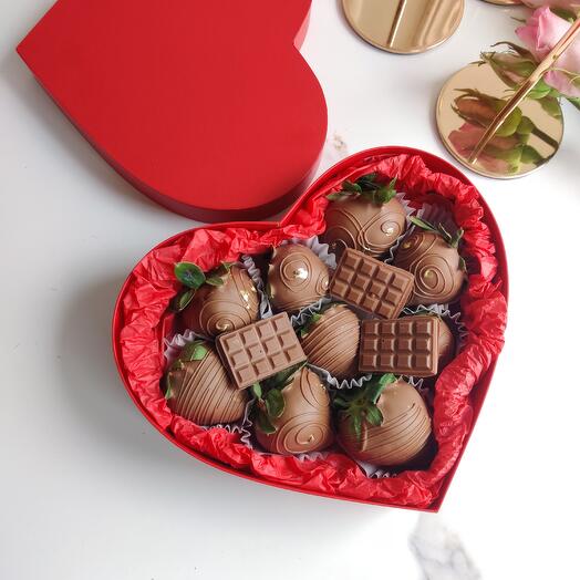 Клубника в шоколаде сердце (9 штук) с шоколадными плитками