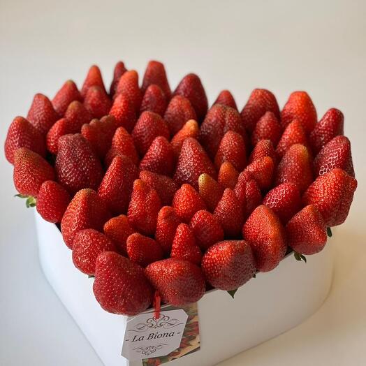 Букет из свежей клубники «Сердце»