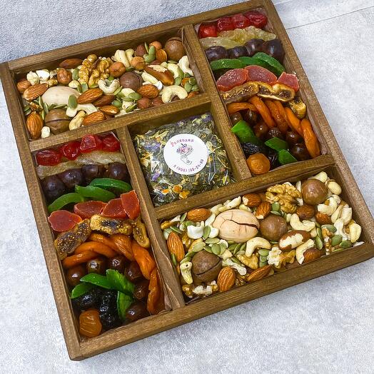 Бокс из орехов и сухофруктов