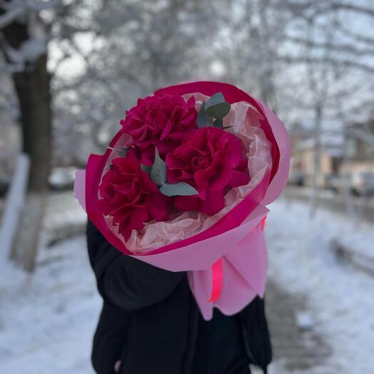Букет из трех роз с эвкалиптом