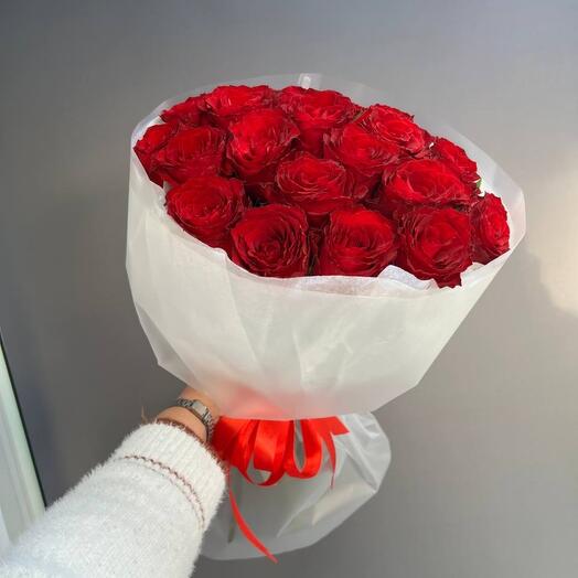 25 rosas rojas en blanco