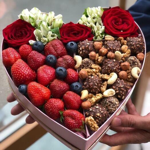 Клубнично-конфетный сладкий  набор "Тайна сердца"