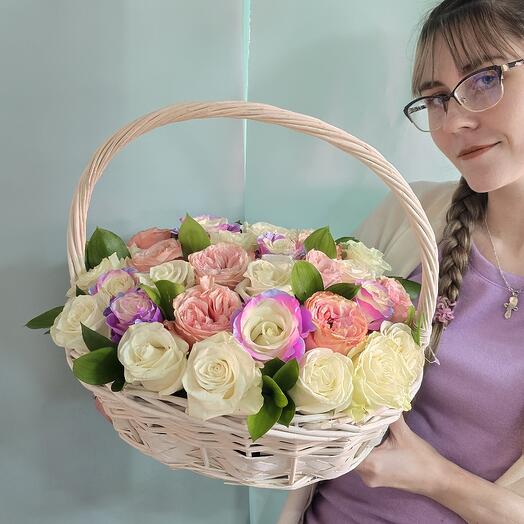 Корзина с розами микс (цвет можно выбрать)