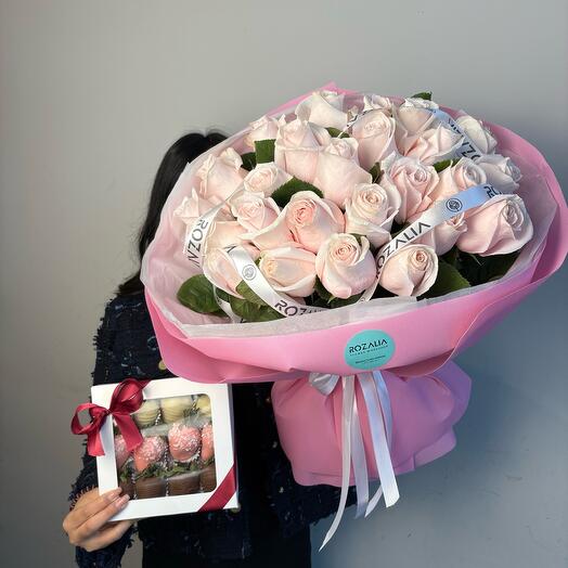 Комбо Нежные розы и клубника в шоколаде