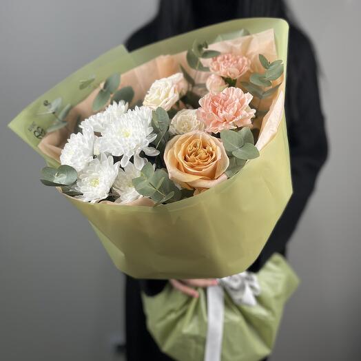 Ramo de autor con eucalipto, rosas, Dianthus y crisantemo