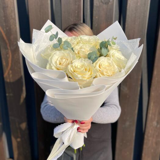 Монобукет з 9 білих троянд із зеленню
