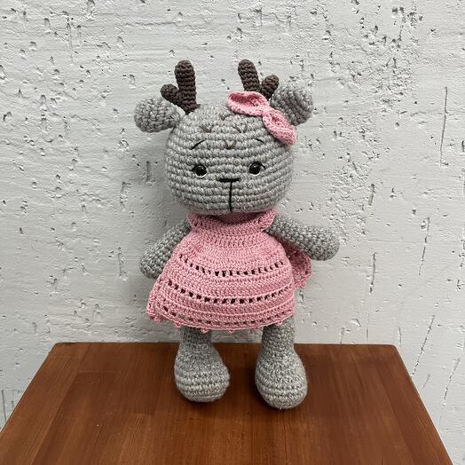 Вязаная игрушка «олененок в розовом платье»
