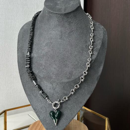 Колье с зеленым сердцем