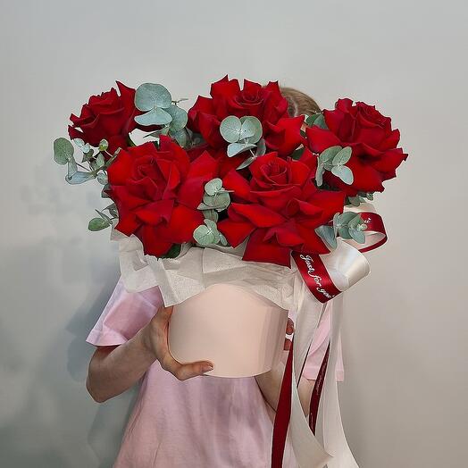 Композиция с бордовыми французскими розами