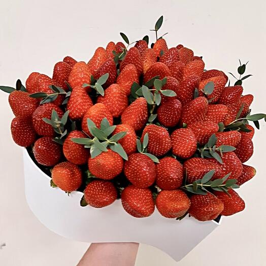 Сердце из спелой клубники