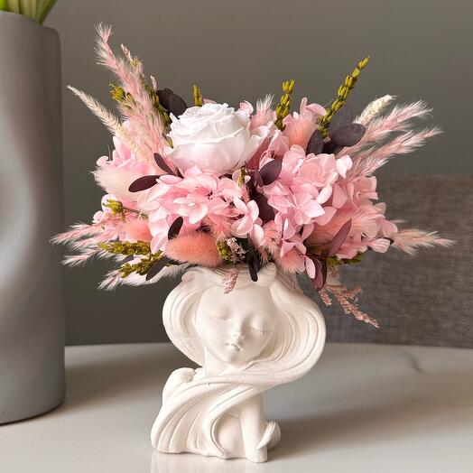 Bebé interior-composición en una escala delicada con rosa de peonía estabilizada en una maceta figurativa