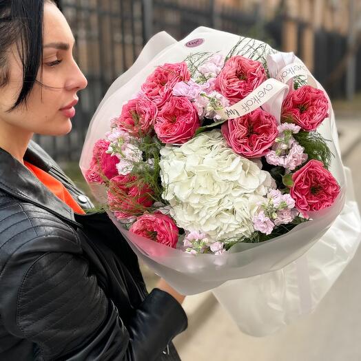 Пионовидные розы гортензии маттиола