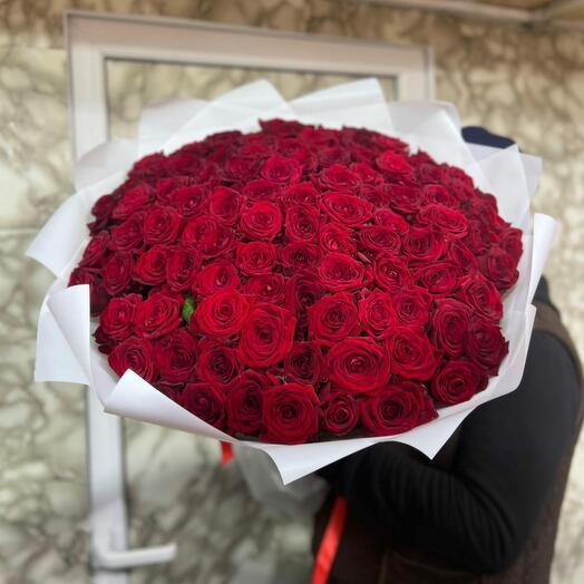 Bouquet of 101 gorgeous scarlet roses