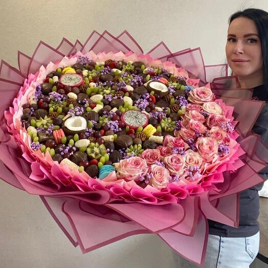 Мир роскоши и стиля с потрясающим букетом из роз, шоколада и фруктов