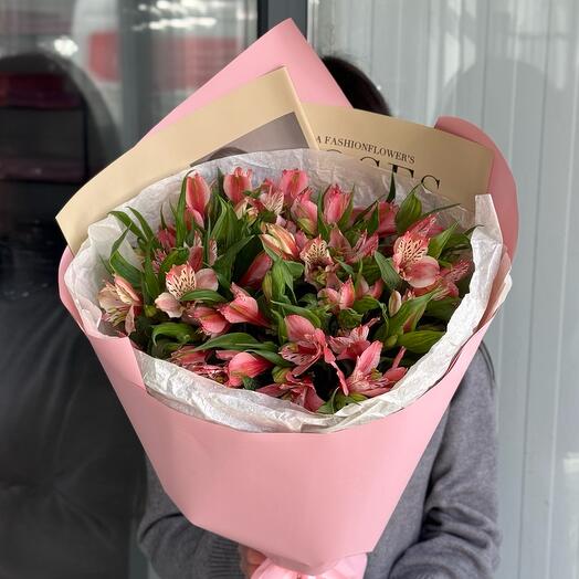 Сезонная нежная альстромерия