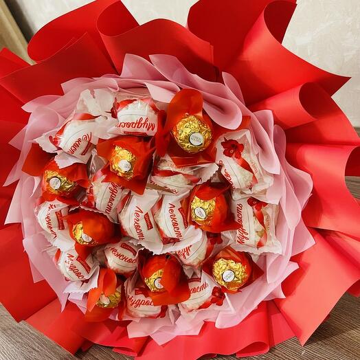 Сладкий букет из конфет Raffaello и Ferrero Rocher