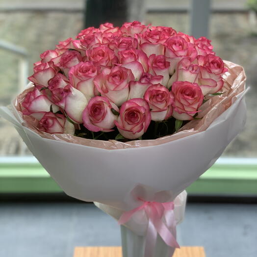 Bouquet of 35 white and pink roses