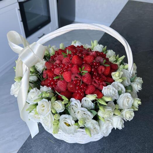 Berry basket with flowers