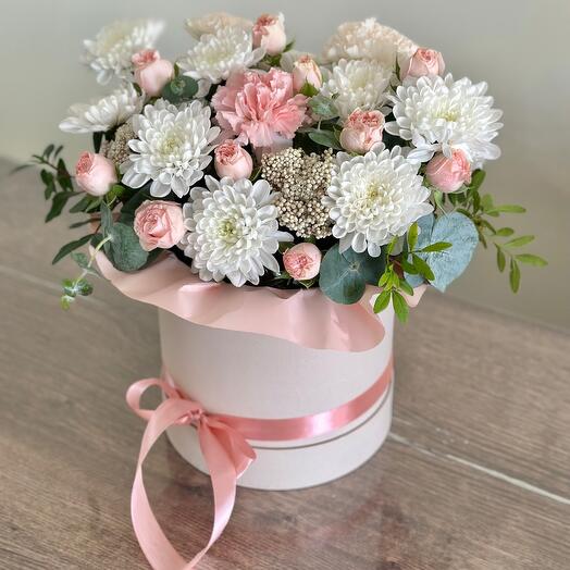 Цветы в шляпной коробке