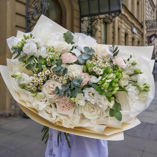 78. Роскошный букет «Кремовый Вальс» с пионовидными розами и альстромерией