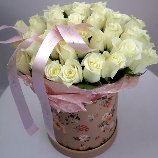 35 белых роз в коробке