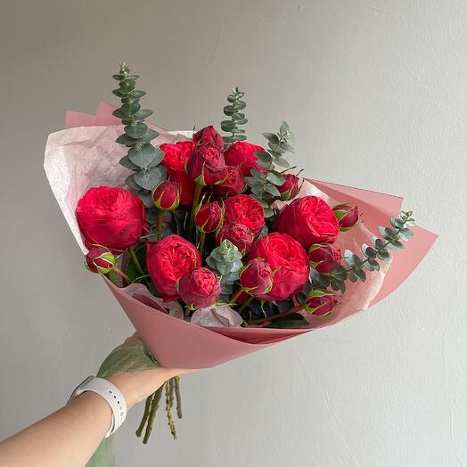 Яркий букет из пионовидных роз Ред Пиано