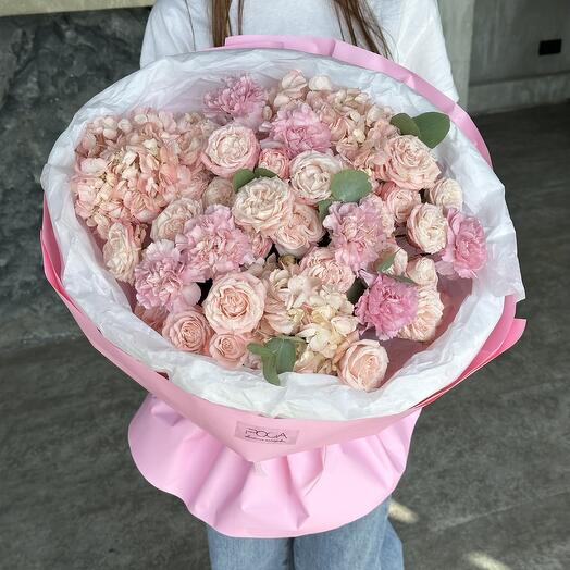 Букет из пионовидных роз и гортензий