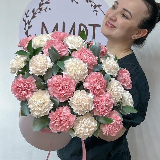 Нежный букет из 27 кружевных диантусов и веточек сочного рускуса в шляпной коробке