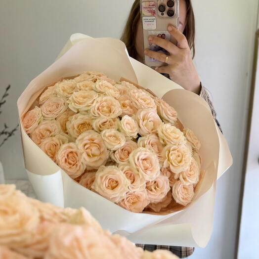 Нежный букет из кустовых роз