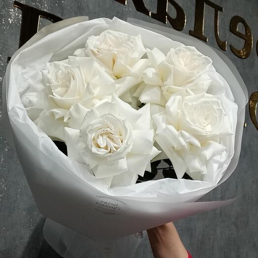 Ramo con papel tapiz de rosas francesas