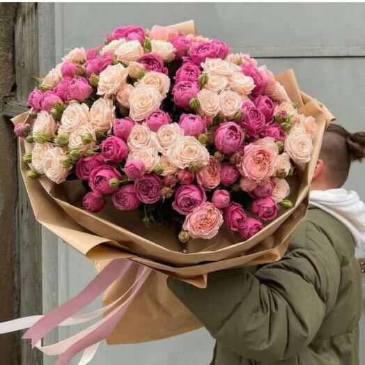 Нежный букет из пионовидных роз в розовых тонах