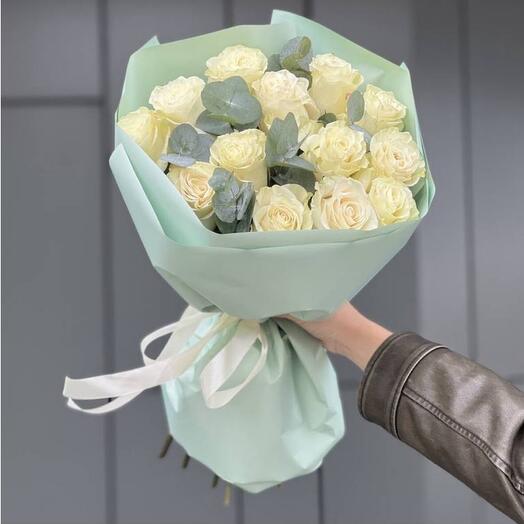 15 белых роз с эвкалиптом