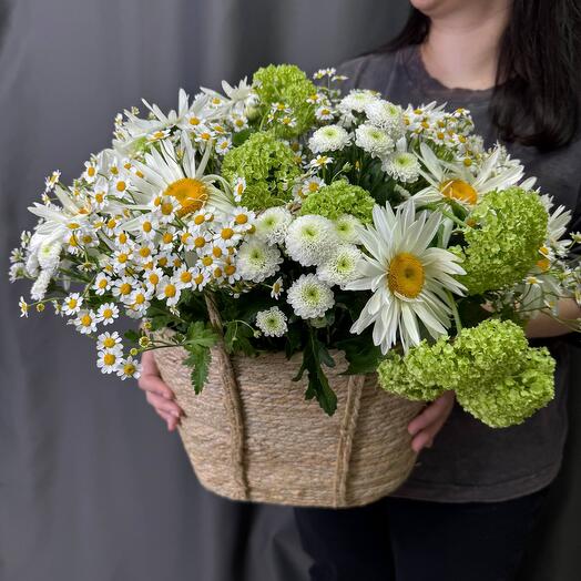 Корзина с ромашками