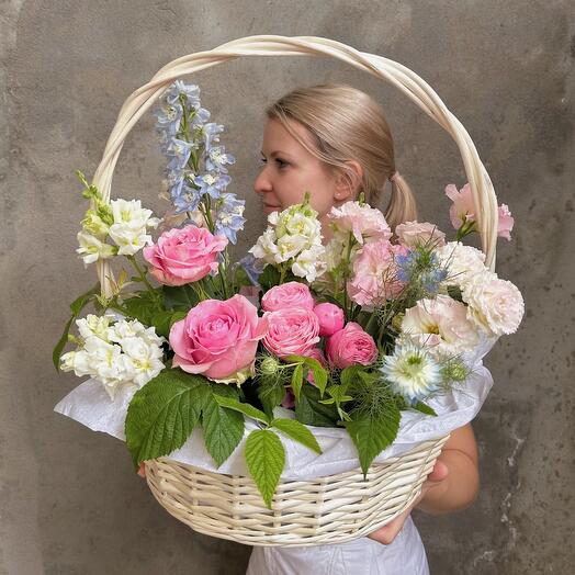 Нежная корзина с пионовидными розами