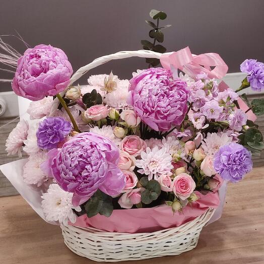 Корзина с пионами нежная