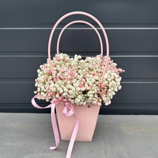 Композициия в сумке с гипсофилой"Романтика
