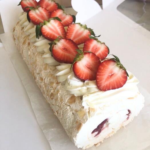 Меренговый рулет с дорожкой из Клубники