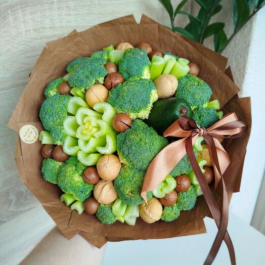 Летний зелёный букет из овощей и орехов с авокадо, макадамией и бантом (M)