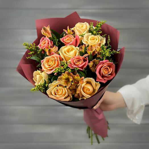 Кремовые и коралловые розы с альстромериями