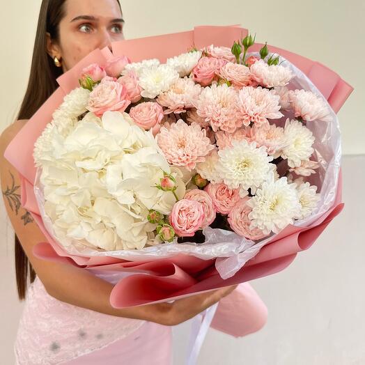 Пышный сборный букет с розами и гортензиями 🌸