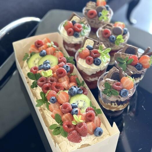 Набор вкусняшек для нее,меренговый рулет и трайфлы