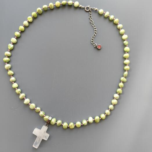 Колье из жемчуга с крестом