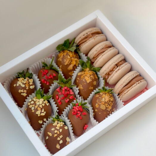 Клубника в шоколаде + macaron
