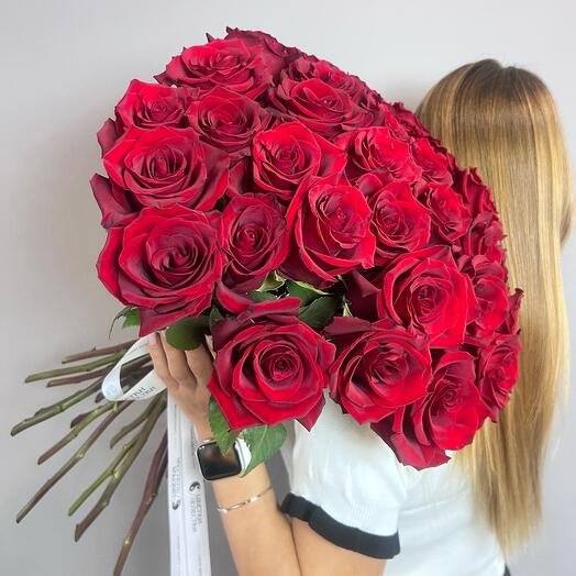 Букет из 31 алой розы