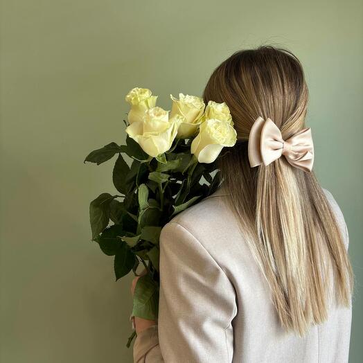 5 white tall roses