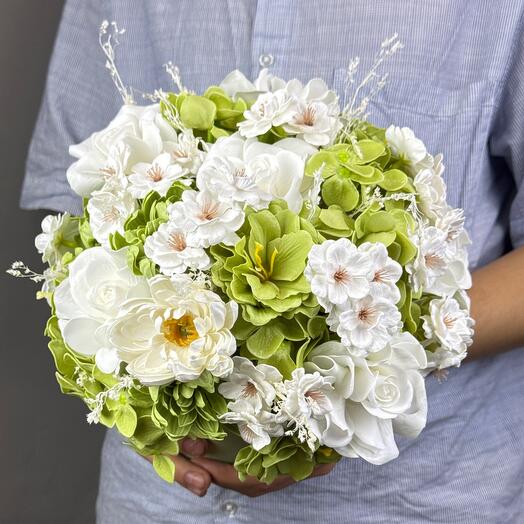 Светло зеленая композиция из мыльных роз